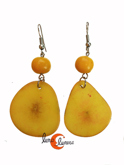 Pendientes semillas de tagua. Amarillo.
