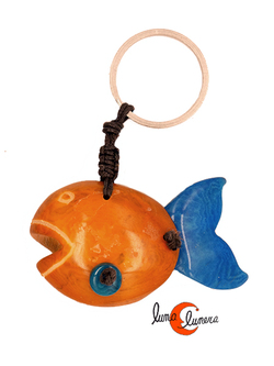 llavero de semillas de tagua. Pez con cola azul .