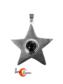 Colgante de plata y piedra. Colgante con una estrella y piedra onix negro.