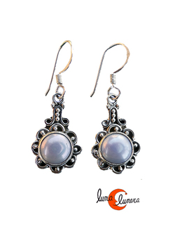 Pendientes de plata y piedra. Pendientes medianos flor con perla.