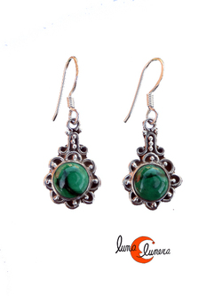 Pendientes de plata y piedra. Pendientes medianos flor con piedra verde malaquita.
