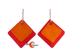 Oana Millet, joyas de aluminio. Pendiente pequeño doble rombo, rojo y naranjo.