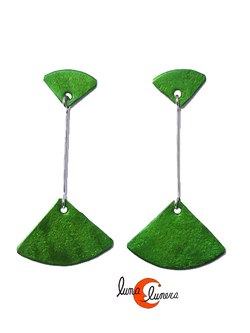 Oana Millet, joyas de aluminio. Pendiente mediano palo largo abanicos, verde.
