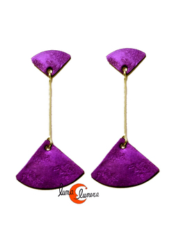 Oana Millet, joyas de aluminio. Pendiente mediano palo largo abanicos, morado.