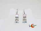 pendientes de plata y nácar. Cuadradito rosa con tres flecos en tonos celeste.