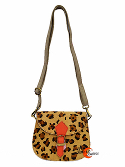 Soruka, bolsos de piel de colores. Bolso pequeño redondo todo print con hebilla en coral.