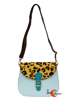 Soruka, bolsos de piel de colores. Bolso grande redondo con solapa y hebilla print celeste.