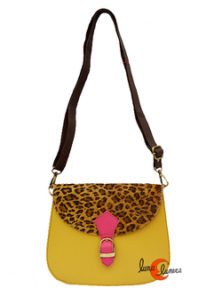 Soruka, bolsos de piel de colores. Bolso grande redondo con solapa y hebilla print amarillo.