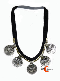 Collares India. Gargantilla estilo antiguo montada sobre tela negra de algodón con piezas doradas y monedas antiguas de plata.