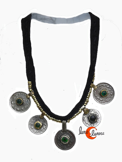 Collares India. Gargantilla estilo antiguo montada sobre tela negra de algodón con piezas doradas y monedas antiguas de plata con cristales verdes.