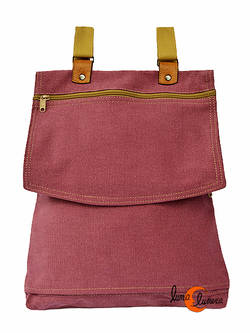 Bolsos y mochilas de tela, colección Vinicius. Mochila plana con tapa. Color frambuesa pálido. Tela con textura.
