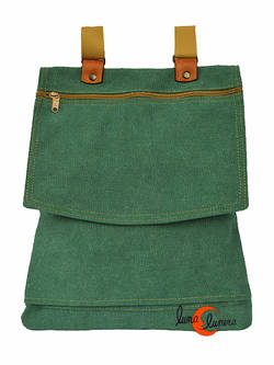 Bolsos y mochilas de tela, colección Vinicius. Mochila plana con tapa. Color verde azulado. Tela con textura.