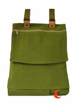 Bolsos y mochilas de tela, colección Vinicius. Mochila plana con tapa. Color verde agüacate.