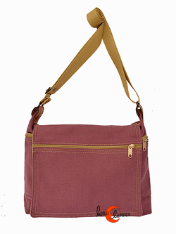 Bolsos y mochilas de tela, colección Vinicius. Bolso mediano con tapa color frambuesa. Tela con textura.