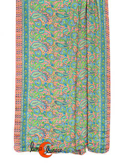 Pañuelo fular o pareo de seda de india. Cachemir grande fondo rosa y franja azulón.
