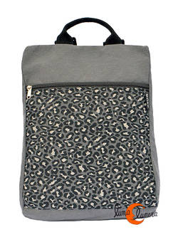 Mochilas de tela BRUO. Mochila grande gris con print en negro.