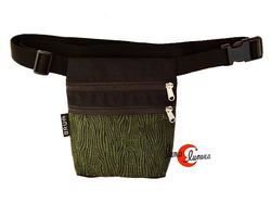 Riñoneras de tela BRUO. Riñonera mediana con dos cremalleras cebra verde.