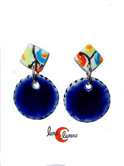 Pendientes de cerámica. Dos piezas redondo, azul y colores.