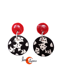 Pendientes de cerámica. Dos piezas redondo, flores blanco, negro y rojo.