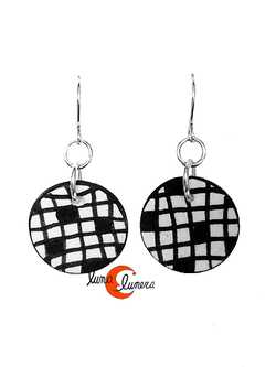 Pendientes de cerámica. Una pieza redondo, cuadros blanco y negro.