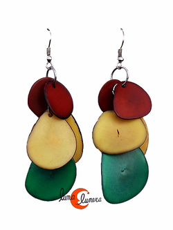 Pendientes de semillas de tagua. Racimo largo verde, beige y marrón.