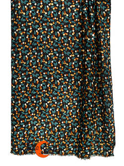 Pañuelo fular largo. Cerezas con puntitos dorados, negro.