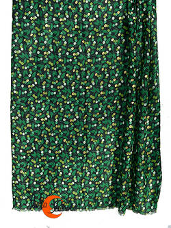 Pañuelo fular largo. Cerezas con puntitos dorados, verde.