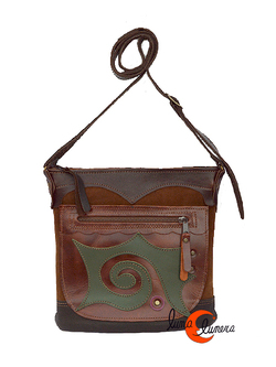 Bolso de piel y ante del taller artesanal Arco Iris. Mediano marrón eclipse verde.