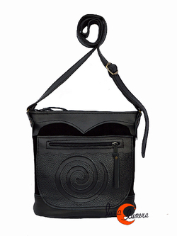 Bolso de piel y ante del taller artesanal Arco Iris. Mediano negro con espiral.