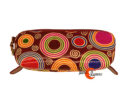 Shanti, piel de colores de India. Estuche o neceser pequeño, marrón con círculos.