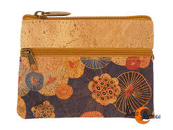 Corcho. Monedero grande rectangular con tres cremalleras, flores japonesas.