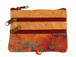 Corcho. Monedero pequeño rectangular con tres cremalleras, flores rojas.