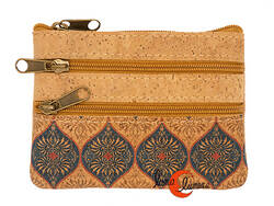 Corcho. Monedero pequeño rectangular con tres cremalleras, cenefa azul.