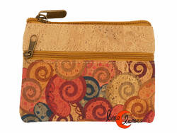 Corcho. Monedero grande rectangular con tres cremalleras, espirales rojas.