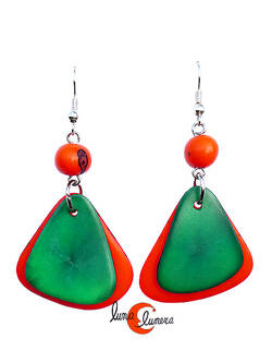 Pendientes de semillas de tagua. Dos piezas naranjo verde con bola naranja.