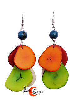Pendientes de semillas de tagua. Racimo largo verde naranjo con bola azul.