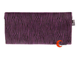 Cartera vegana Bruo de tela con goma. Grande, puedes llevar un móvil en su interior. Cebra morada.