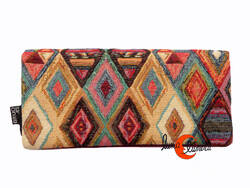 Cartera vegana Bruo de tela con goma. Grande, puedes llevar un móvil en su interior. Rombos pequeños.