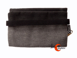 Cartera vegana Bruo de tela con goma. Pequeña gris y negro.