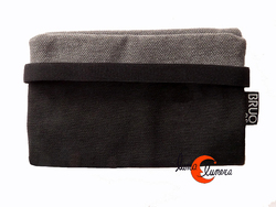 Cartera vegana Bruo de tela con goma. Pequeña negra y gris.