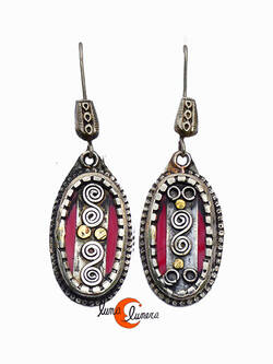 Pendientes de alpaca estilo antiguo, asimétrico rojo.