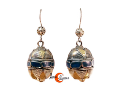 Pendientes de alpaca estilo antiguo, bola de bronce y lapilázuli.