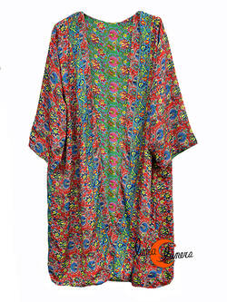 Kimono reversible. Kimono 1, flores azules sobre rojo y verde.