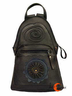 Mochila de cuero del taller Arco Iris. Mochila grande negra con flor azul.