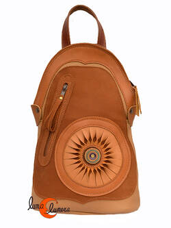 Mochila de cuero del taller Arco Iris. Mochila pequeña marrón claro con sol.