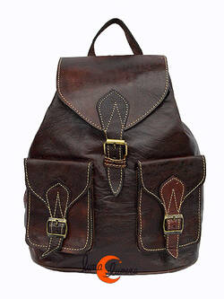 Mochila de cuero marroquí. Mochila  grande dos bolsillos con hilo blanco. Marrón oscura.