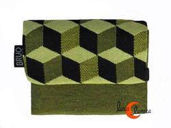 Cartera vegana Bruo de tela con goma. Pequeña tríptico, verde cubos.