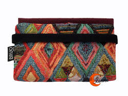 Cartera vegana Bruo de tela con goma. Pequeña rombos granate.