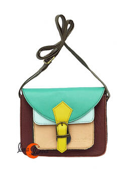 Soruka, bolsos de piel de colores. Pequeño bolso cuadrado con hebilla marrón, beige y solapa verde.