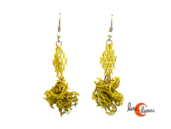Cordelia, pendientes hechos con redes de pesca. Pompom verde.